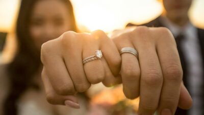 ένα ζευγάρι δείχνει τις βέρες του