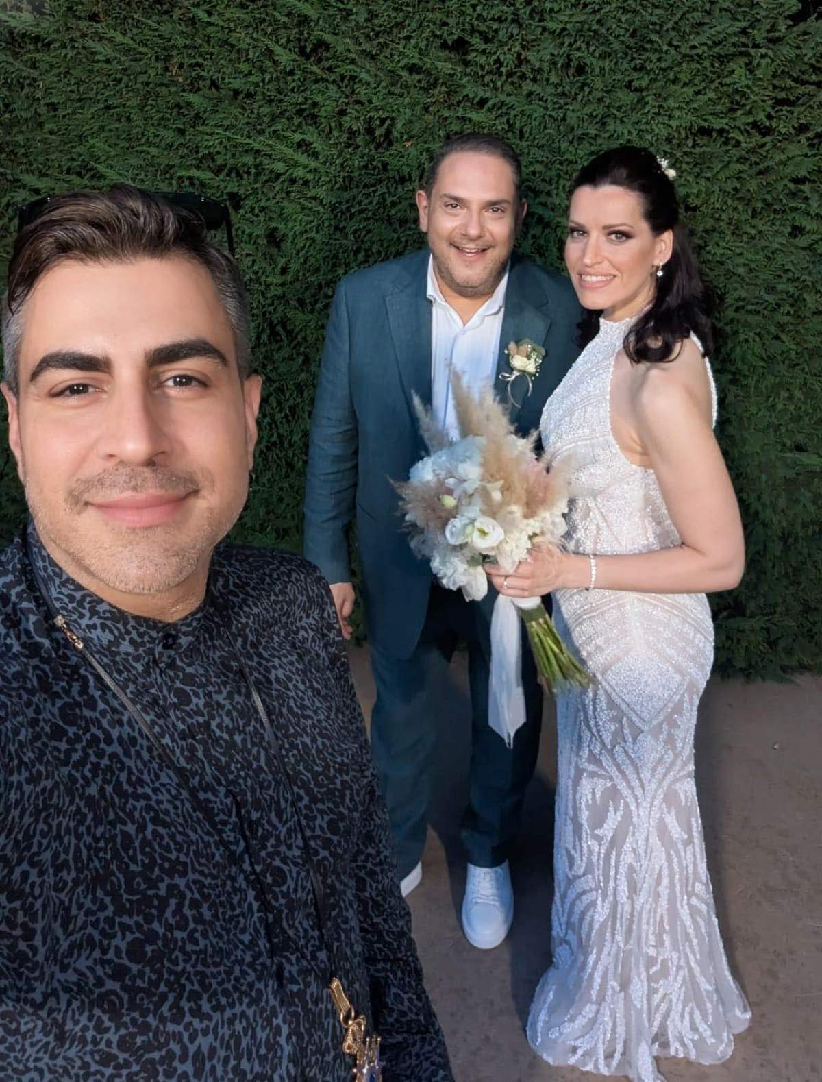 Ο Δημήτρης Γκίκας με τους νεόνυμφους