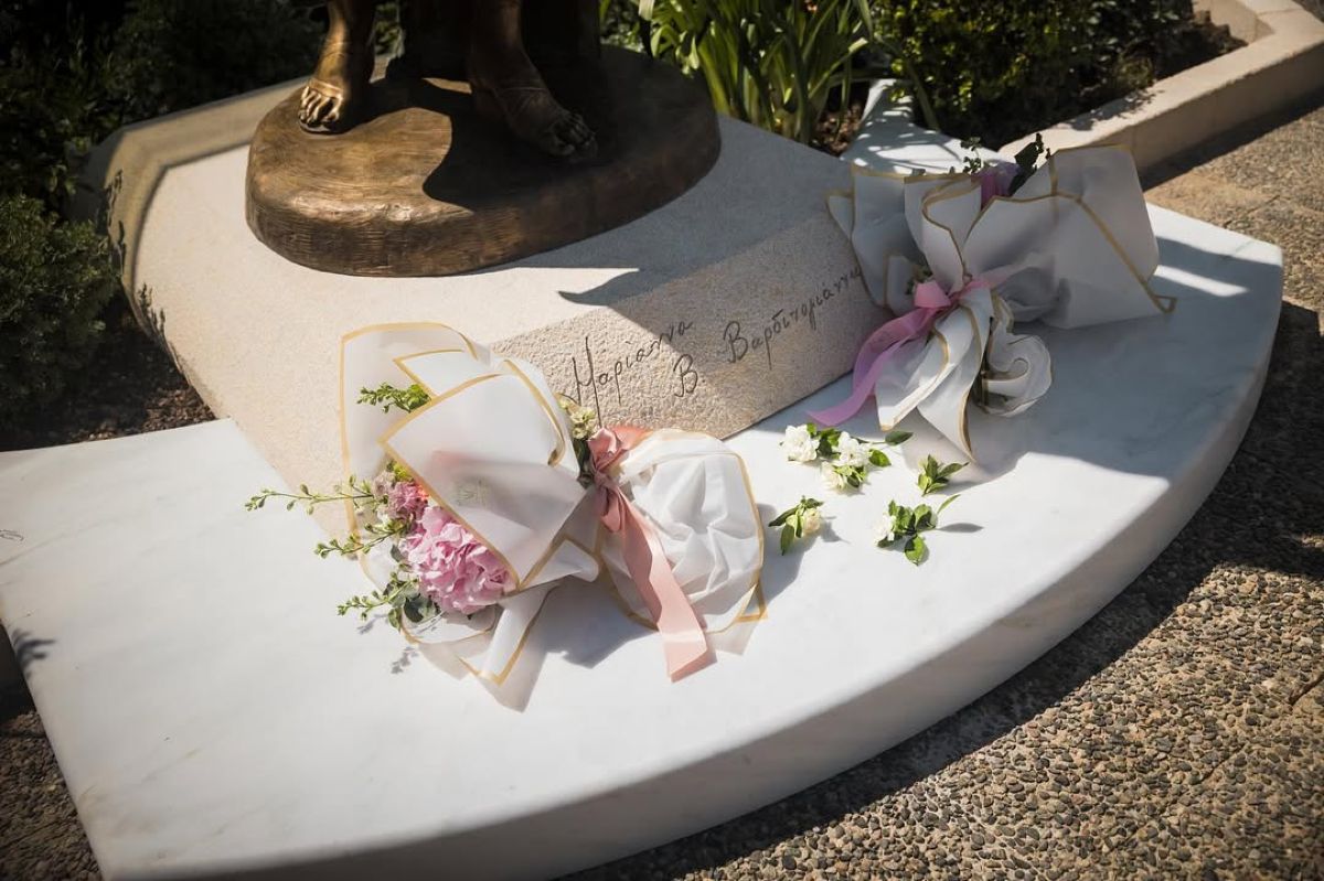 Τα παιδιά αφήνουν πολύχρωμα μπουκέτα στο άγαλμα της Μαριάννας Β. Βαρδινογιάννη