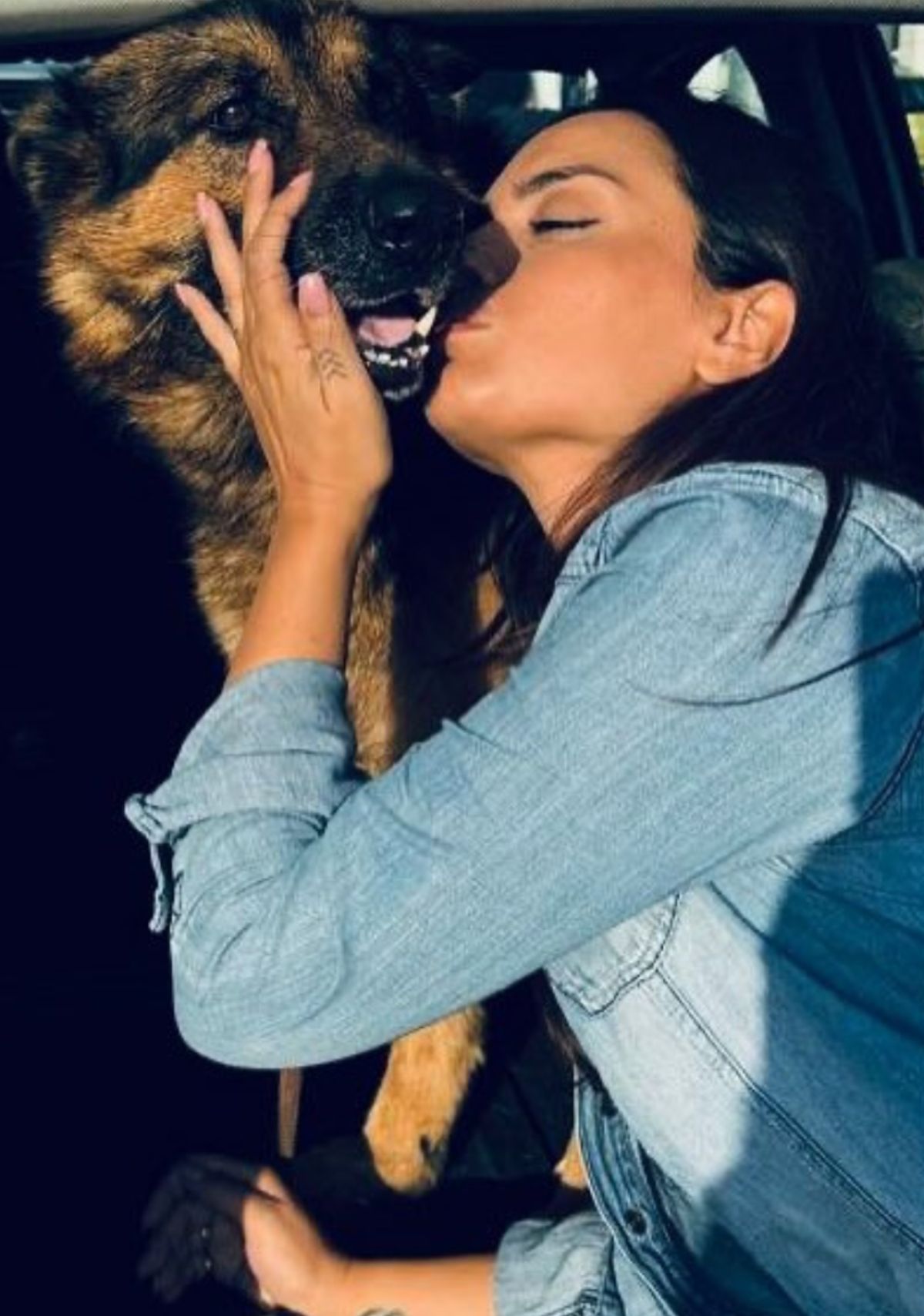 Η Ελπίδα Ιακωβίδου με τον σκύλο του Τζώνη Καλημέρη