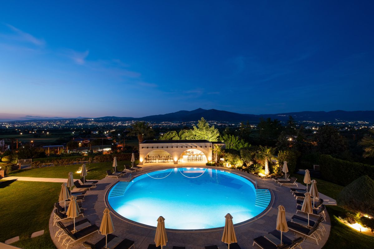 Η πισίνα του Heaven hotel