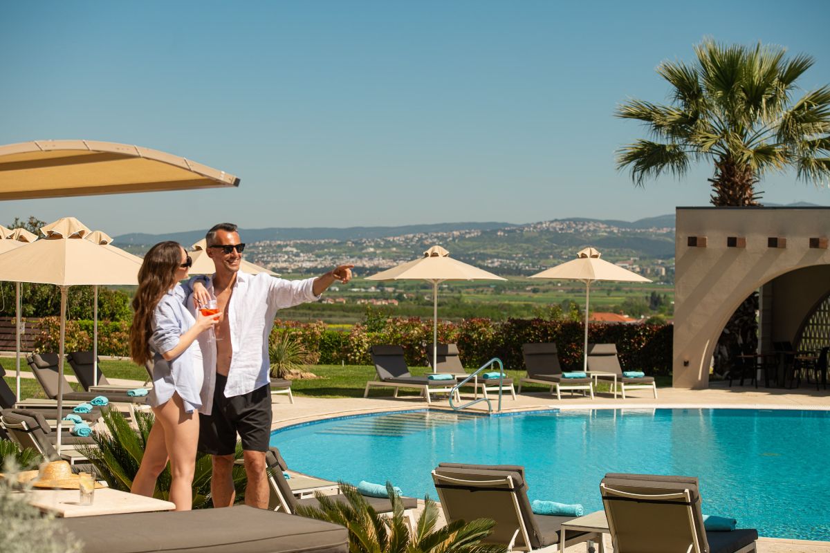 Στο Heaven hotel θα κολυμπήσετε σε πισίνα με αλατόνερο!