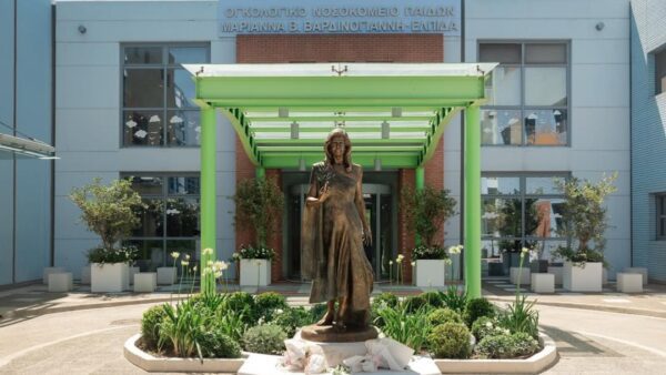 Το άγαλμα της Μαριάννας Β. Βαρδινογιάννη