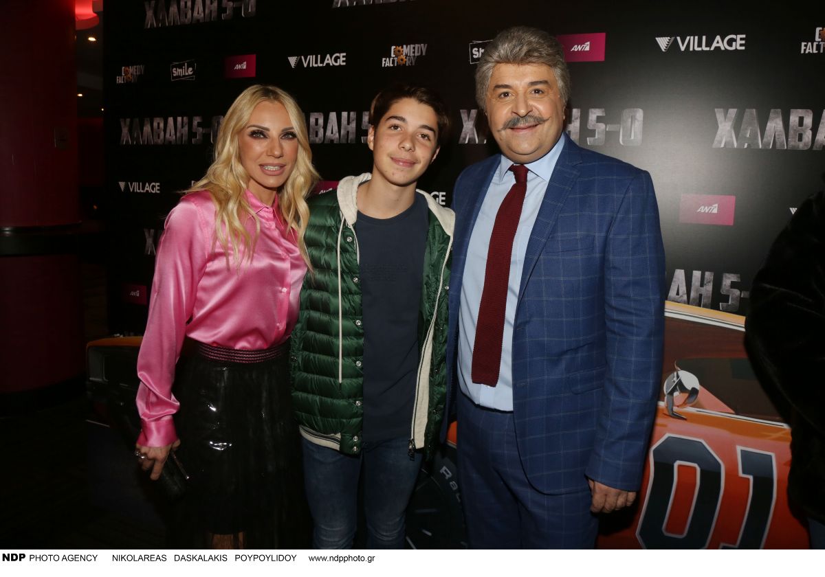 Ο Μάρκος Σεφερλής και η Έλενα Τσαβαλιά με το γιο τους
