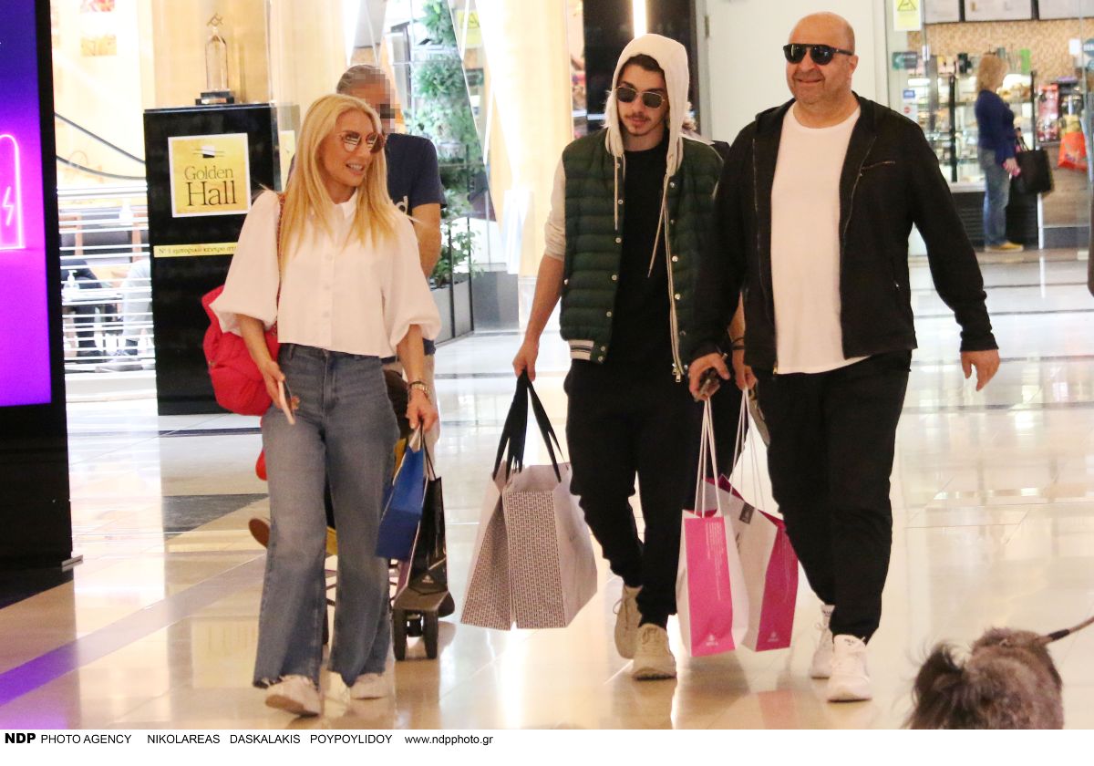 Ο Μάρκος Σεφερλής και η Έλενα Τσαβαλιά με το γιο τους