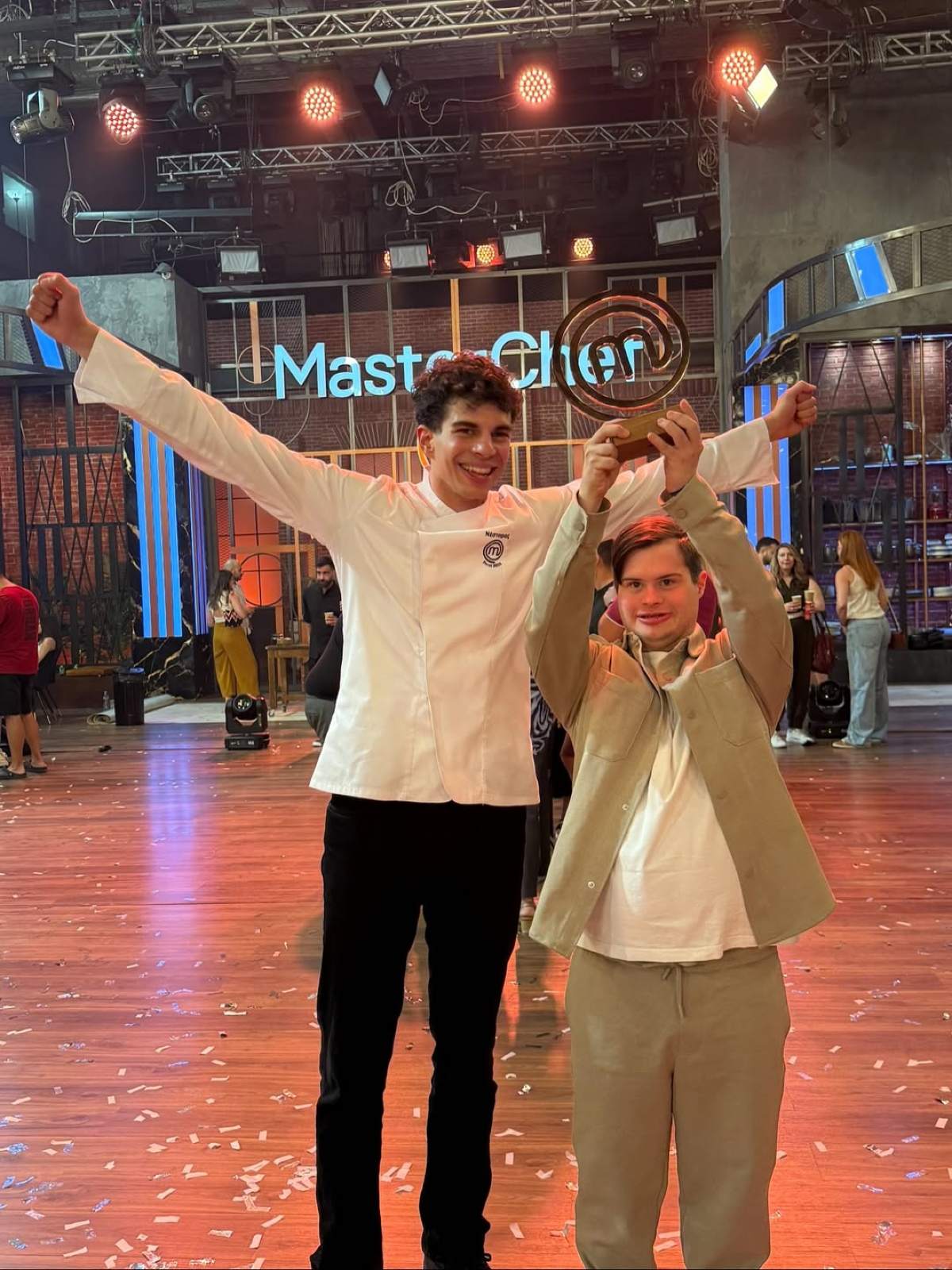 Ο Νέστορας Νέστορας με τον αδερφό του στον τελικό του MasterChef