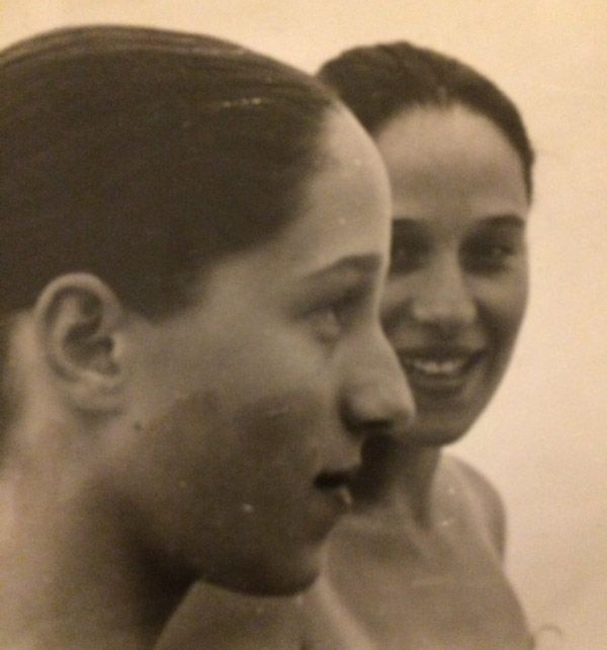 Κόρα Καρβούνη δίδυμη αδερφή