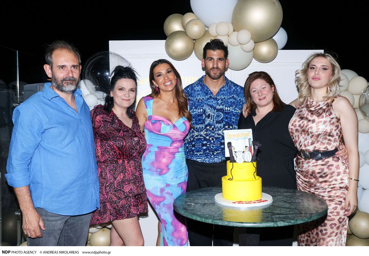 Η Ελένη Χατζίδου και ο Ετεοκλής Παύλου με τη δημοσιογραφική ομάδα του Breakfast