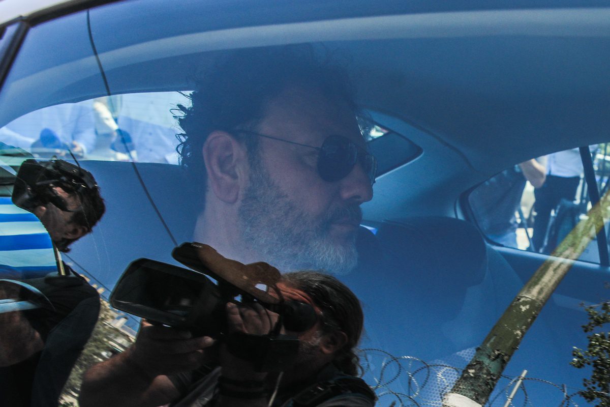 Ο Στάθης Αγγελόπουλος στο περιπολικό