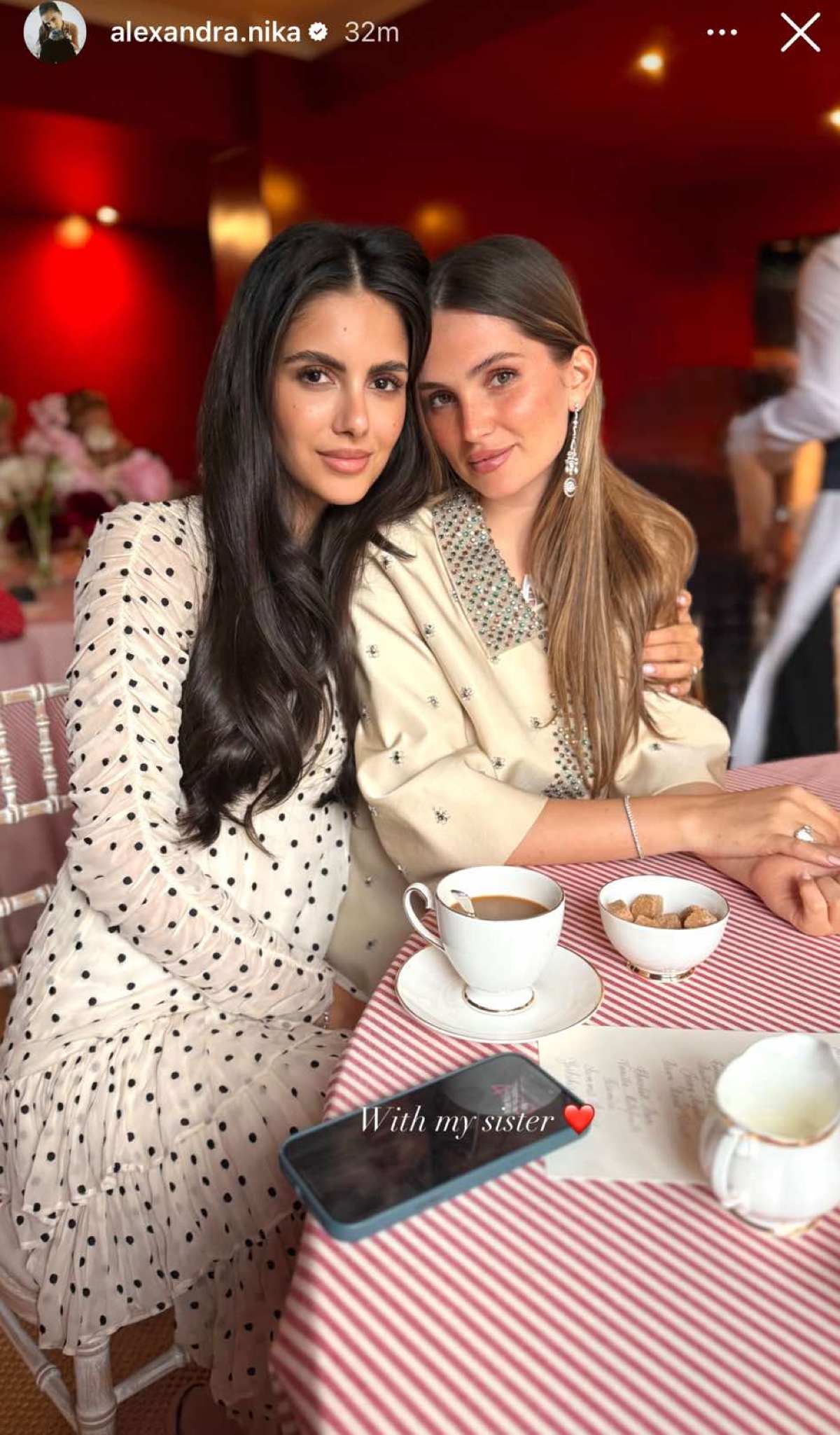 Η Αλεξάνδρα Νίκα με την αδελφή της, Νταίζη Νίκα