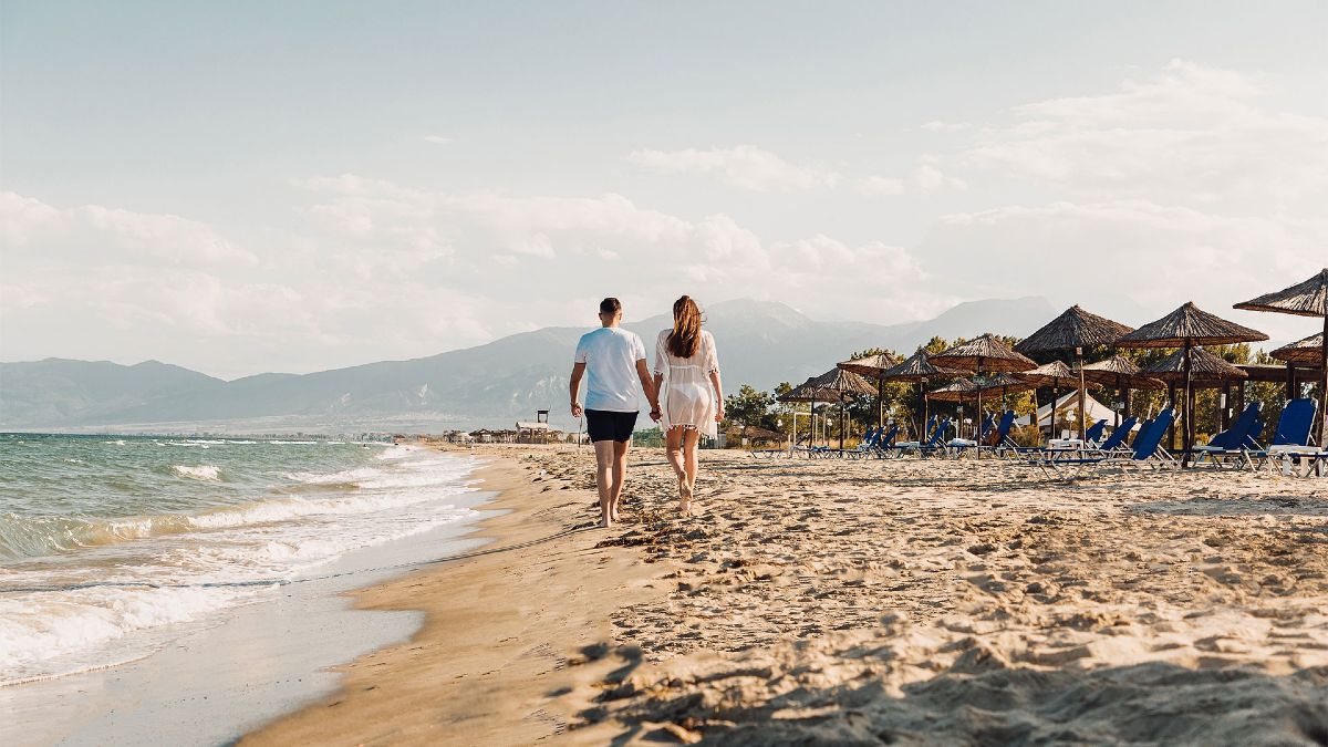 Στην μαγευτική παραλία Κορινού, ακριβώς μπροστά από το ξενοδοχείο