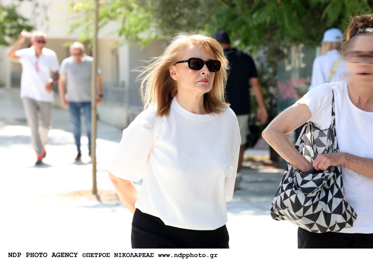 Η Άννα Φόνσου στη κηδεία του Βασίλη Παπαβασιλείου