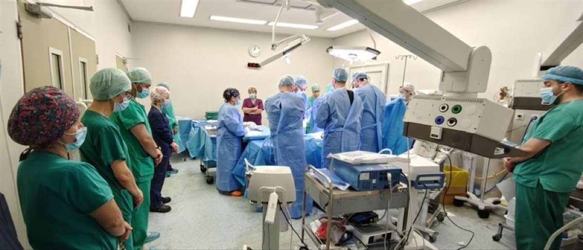 Οι γιατροί λίγο πριν ξεκινήσουν την επέμβαση για τη δωρεά οργάνων του παιδιού που πνίγηκε στον Άραχθο