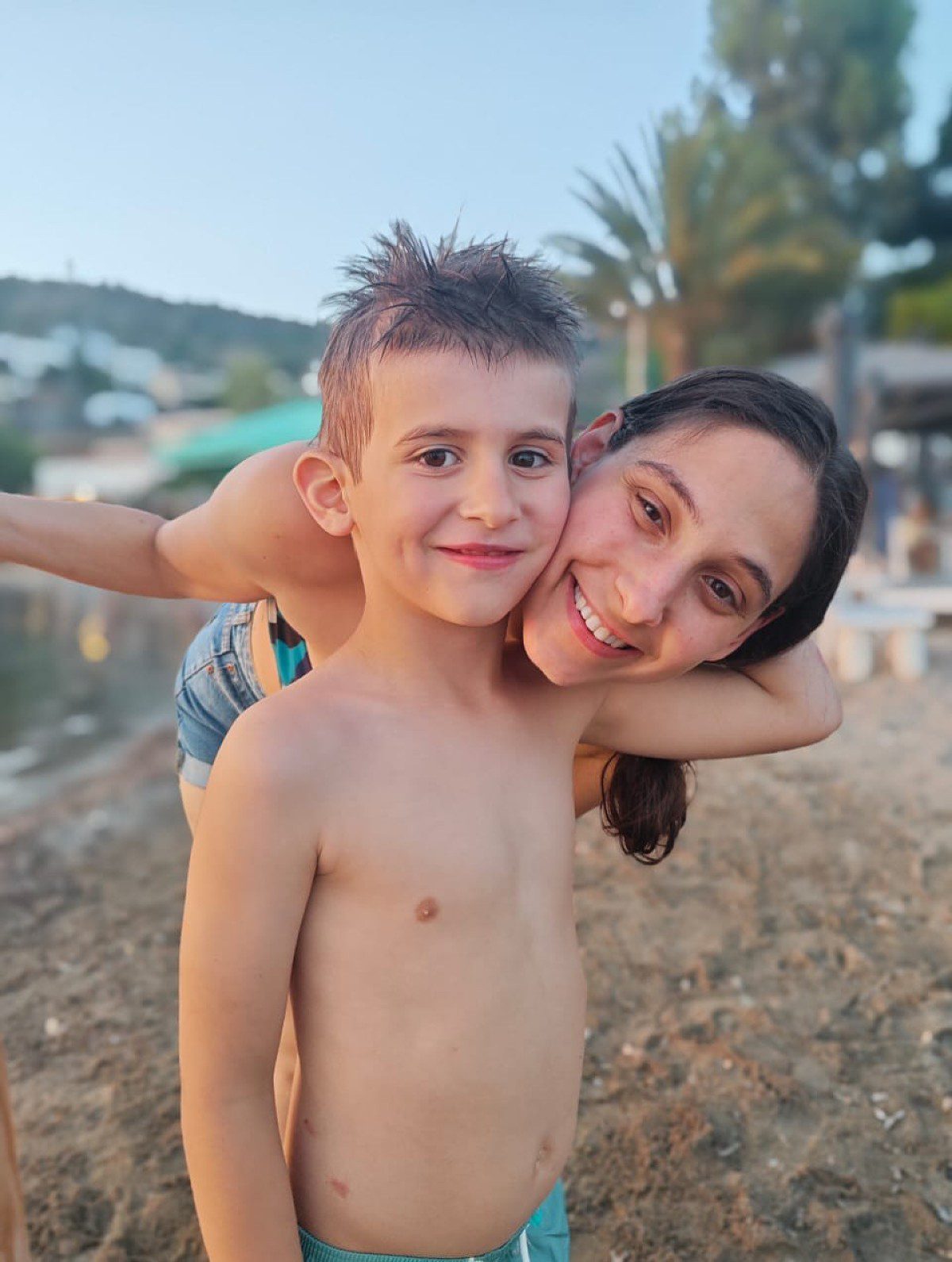 Φωτεινή Αθερίδου: Οικογενειακές διακοπές στην Αίγινα - Οι γκριμάτσες με τον μεγάλο της γιο στην παραλία