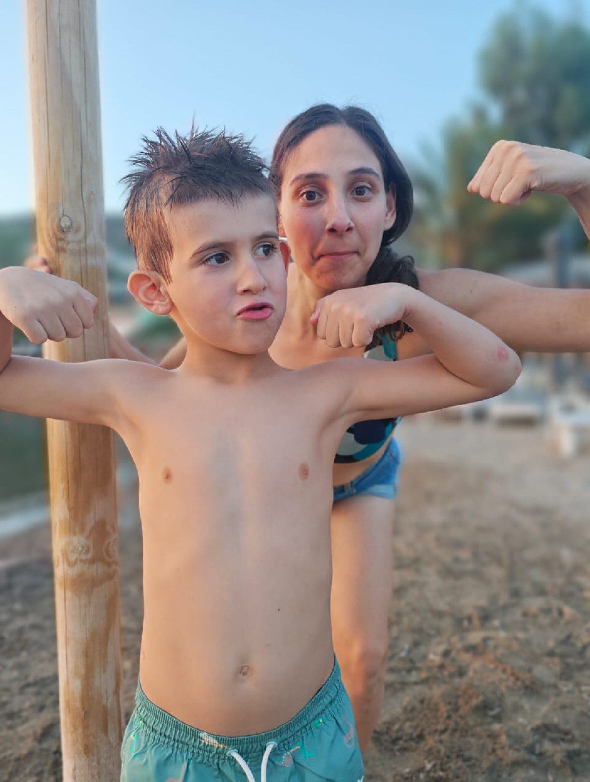 Η Φωτεινή Αθερίδου με τον γιο της στην παραλία