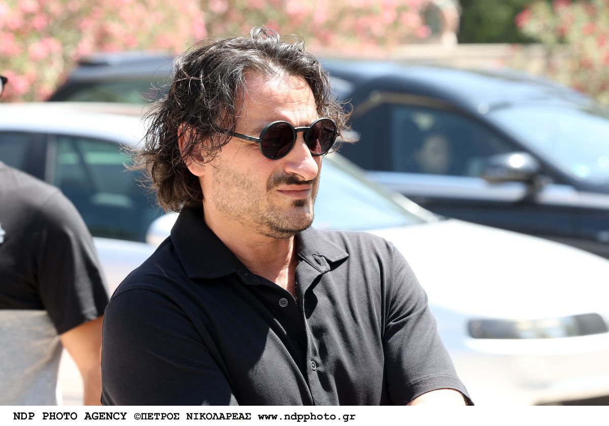 Ο Βασίλης Χαραλαμπόπουλος στη κηδεία του Βασίλη Παπαβασιλείου