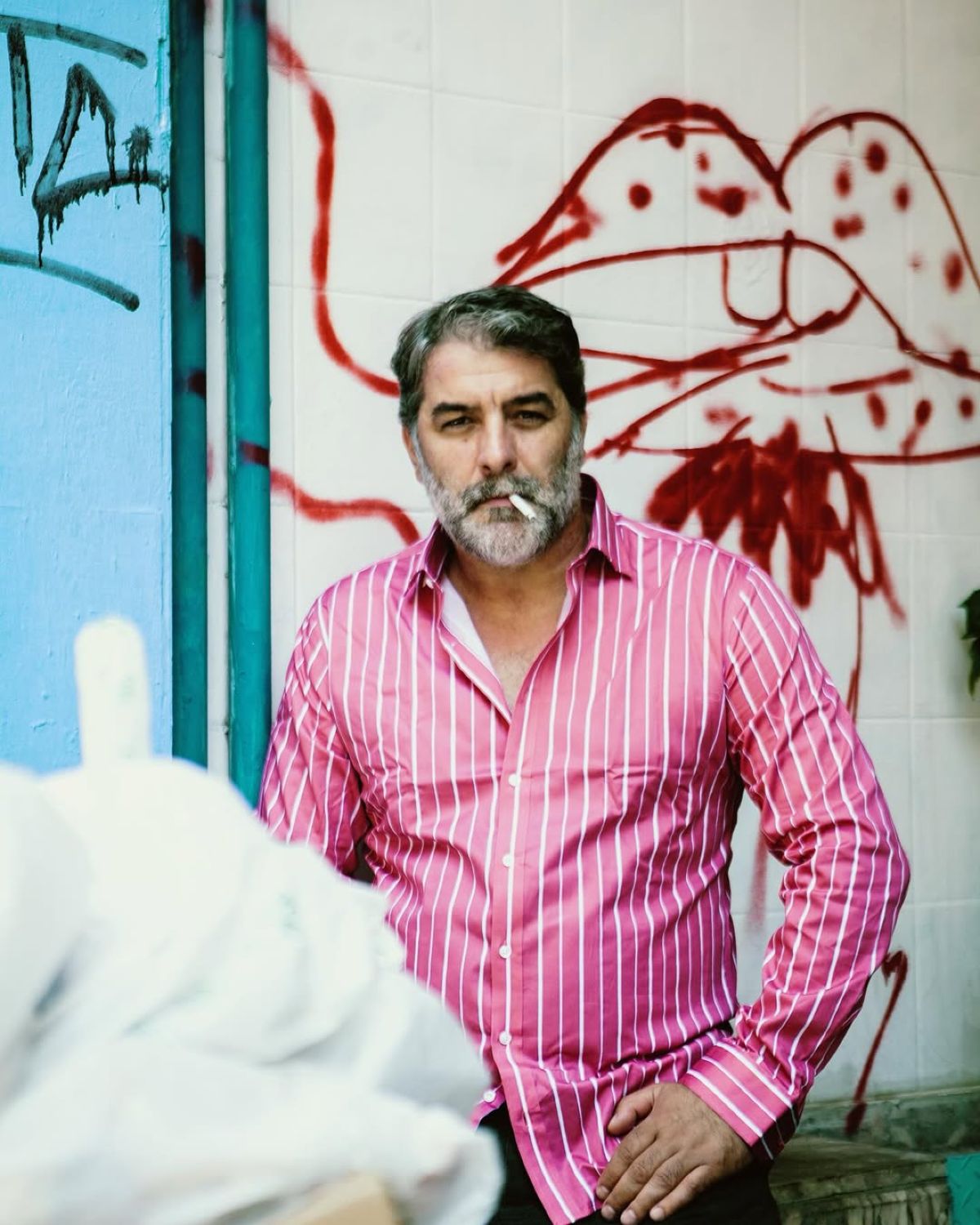 Ο Βασίλης Μπισμπίκης με τσιγάρο στο στόμα