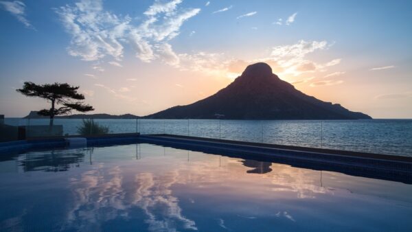 Διαμονή 4 αστέρων με μία από τις πιο εντυπωσιακές θέες του Αιγαίου