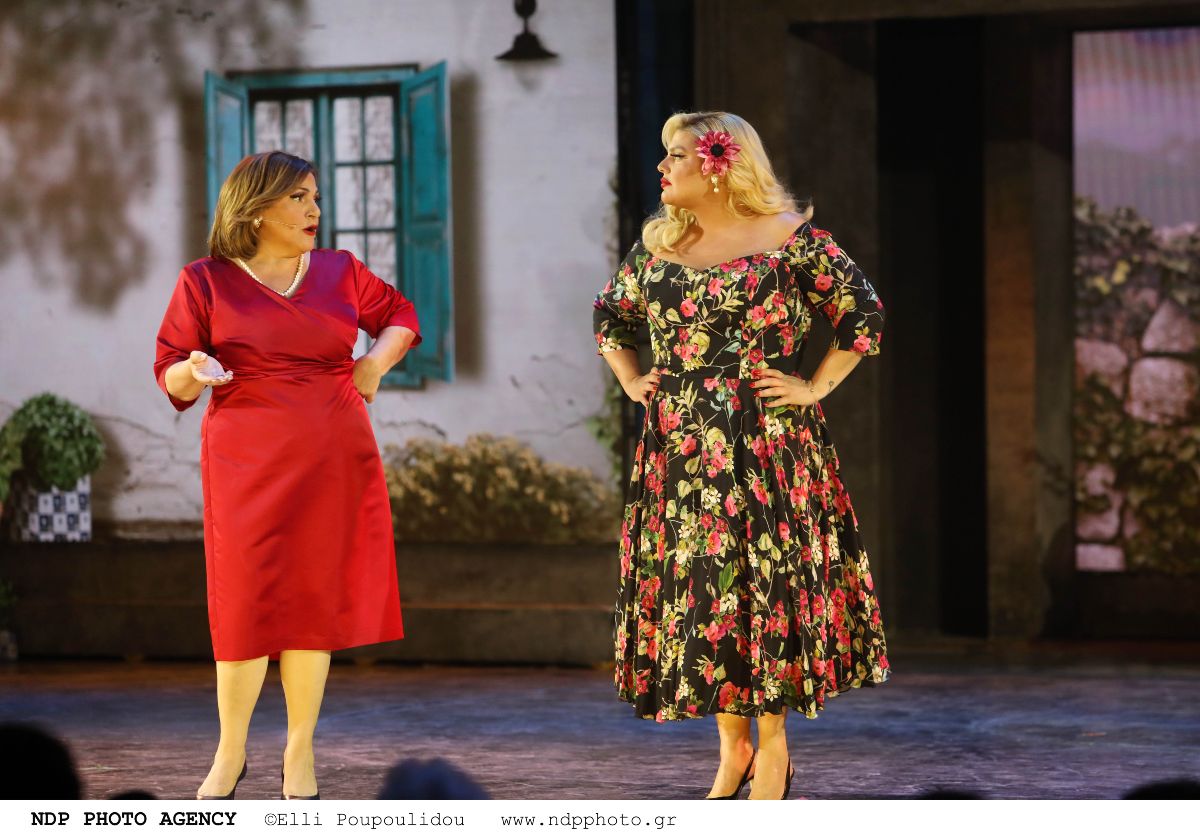 Η Δανάη Μπάρκα στη θεατρική παράσταση Μάλιστα κύριε Ζαμπέτα