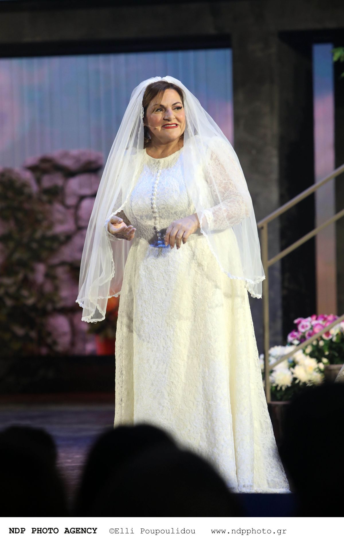 Η Δανάη Μπάρκα στη θεατρική παράσταση Μάλιστα κύριε Ζαμπέτα