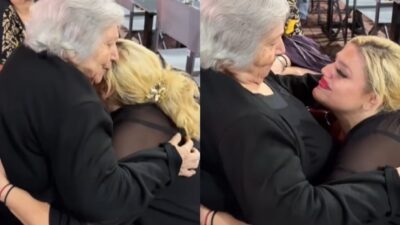 Η Δανάη Μπάρκα με την γιαγιά της στο θέατρο