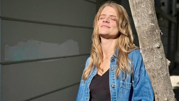 Δανάη Μιχαλάκη με τζιν μπουφάν