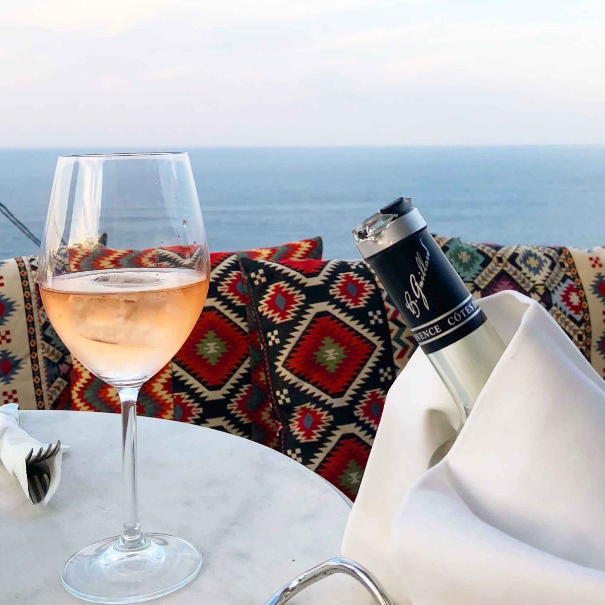 Ένα ποτήρι κρασί με θέα τη θάλασσα