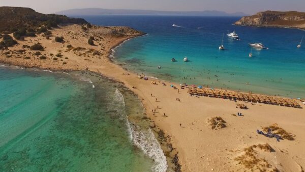 Το εξωτικό Ελαφονήσι — μία από τις 6 παγκοσμίως γνωστές παραλίες της Κρήτης που μαγεύουν κάθε επισκέπτη