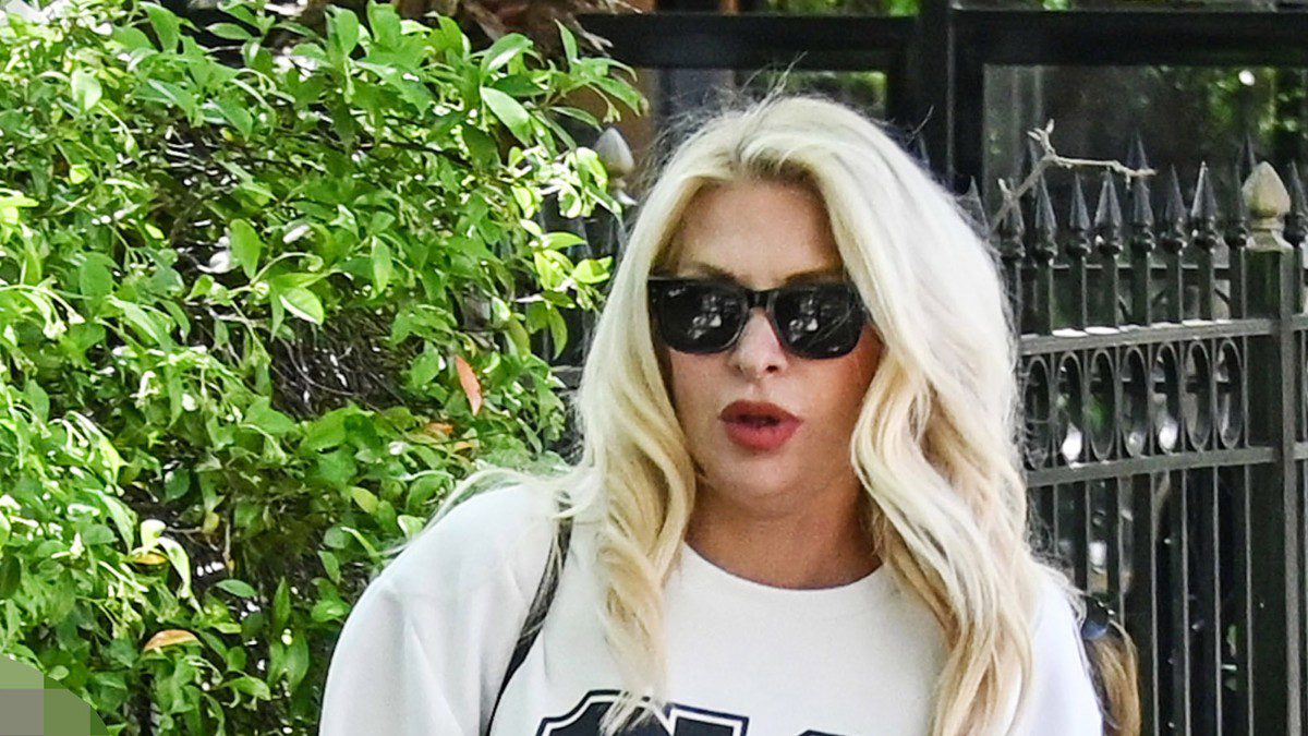 Η Ελένη Μενεγάκη σε βόλτα της στην Αθήνα