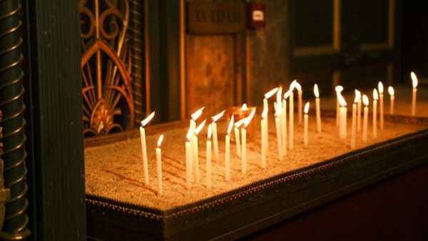 Κεριά σε εκκλησία