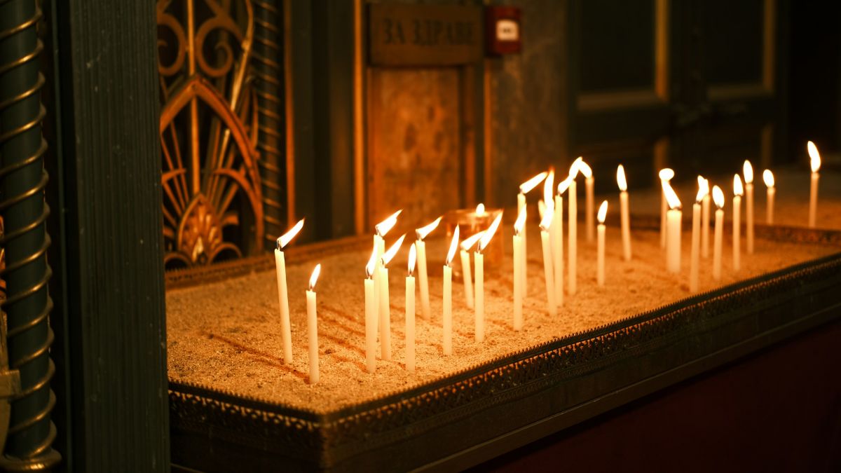 Κεριά σε εκκλησία