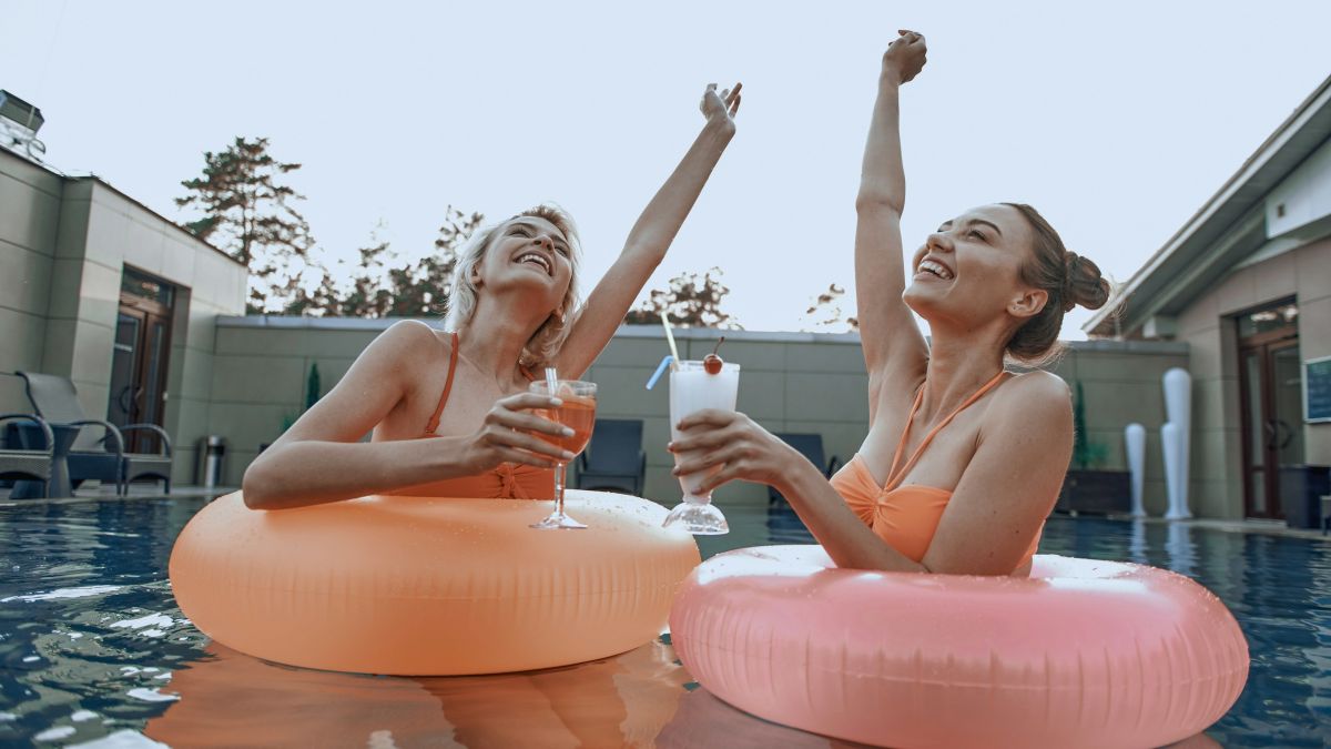 Κορίτσια πίνουν ποτό στην πισίνα
