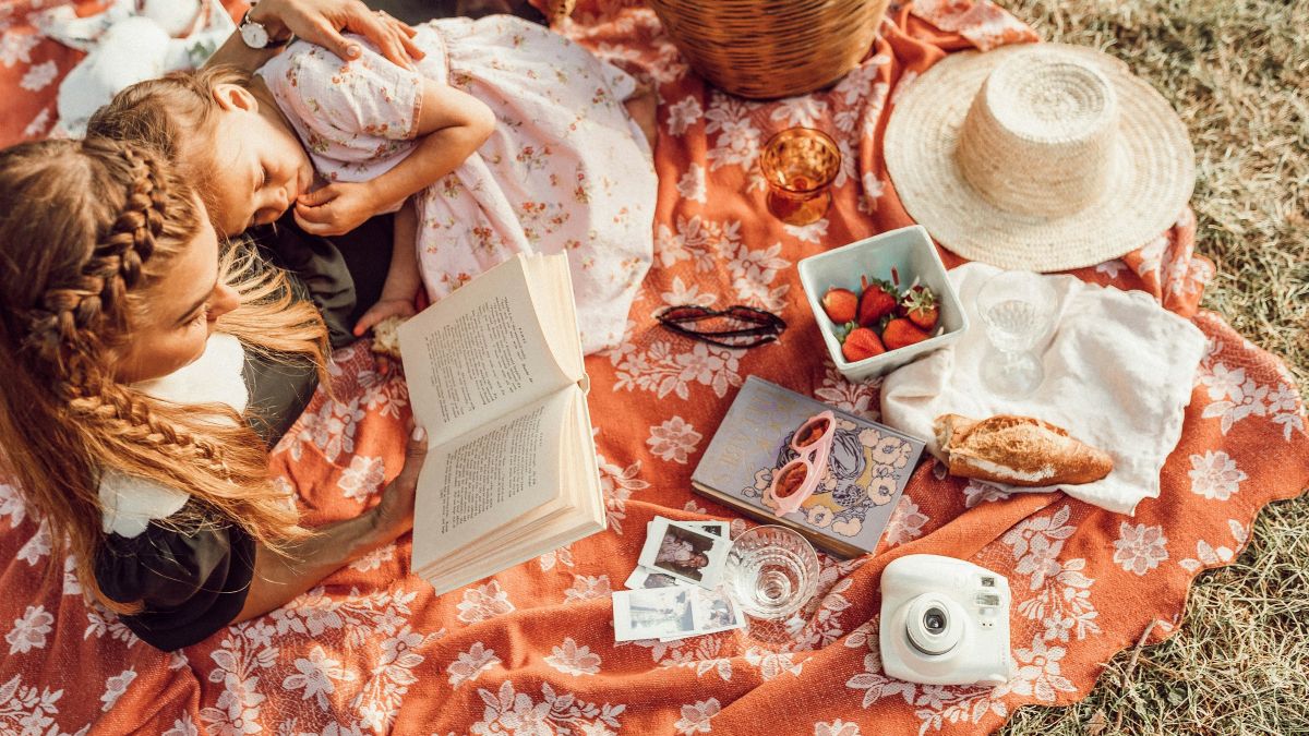 δυο κορίτσια κάνουν πικ νικ