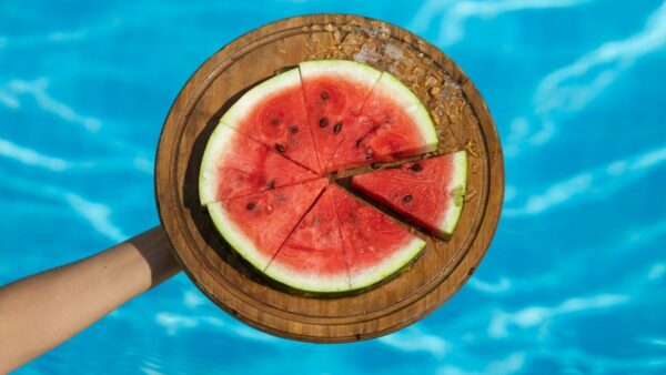 Ένα καρπούζι κομμένο