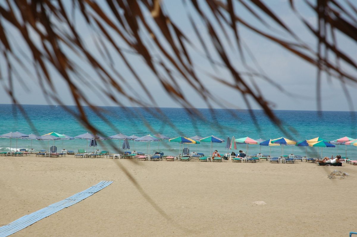 η παραλία Φαλάσαρνα