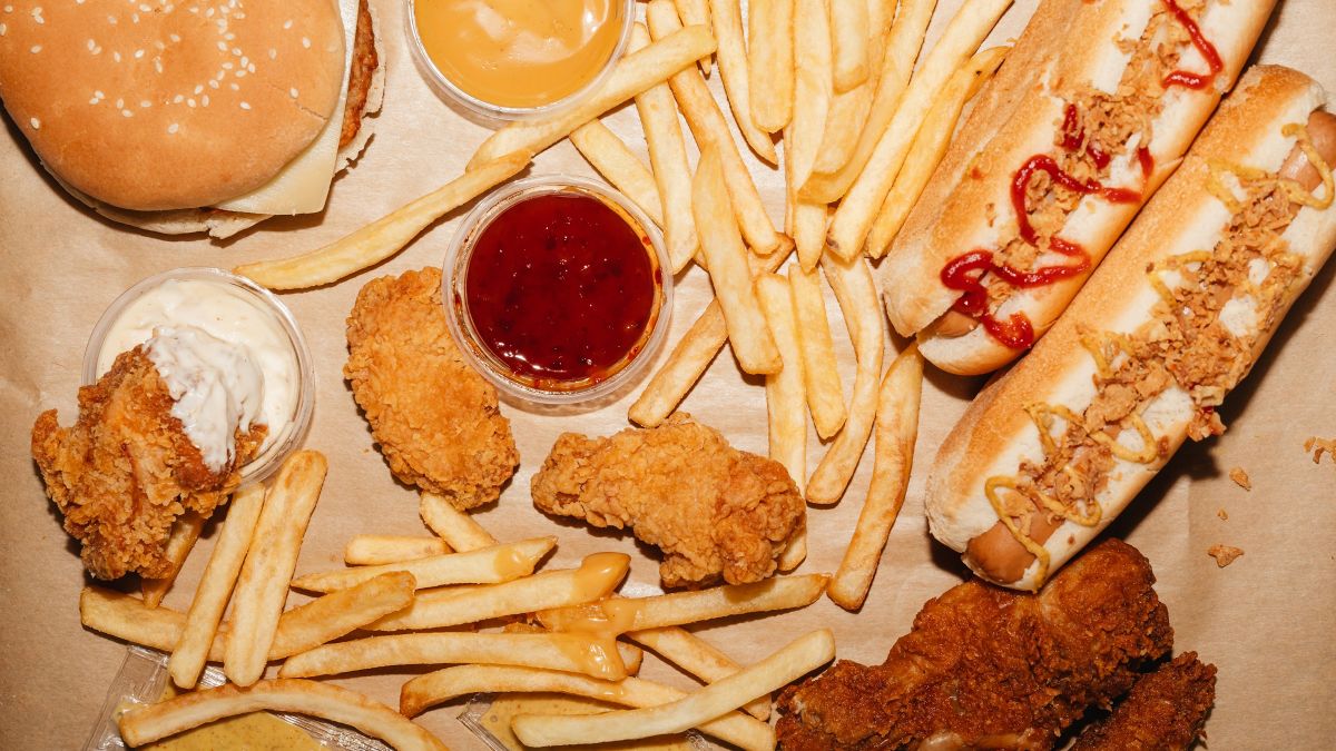 burger και πατάτες τηγανιτές