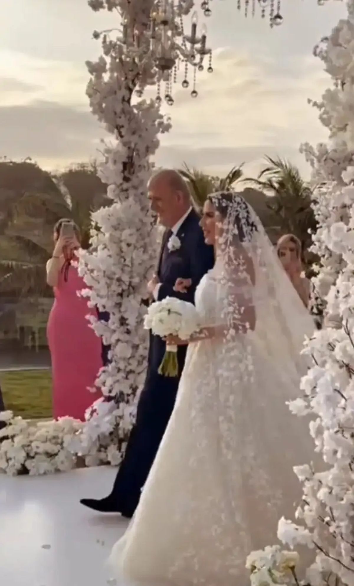 Ο Γιάννης Λύρας στον γάμο του