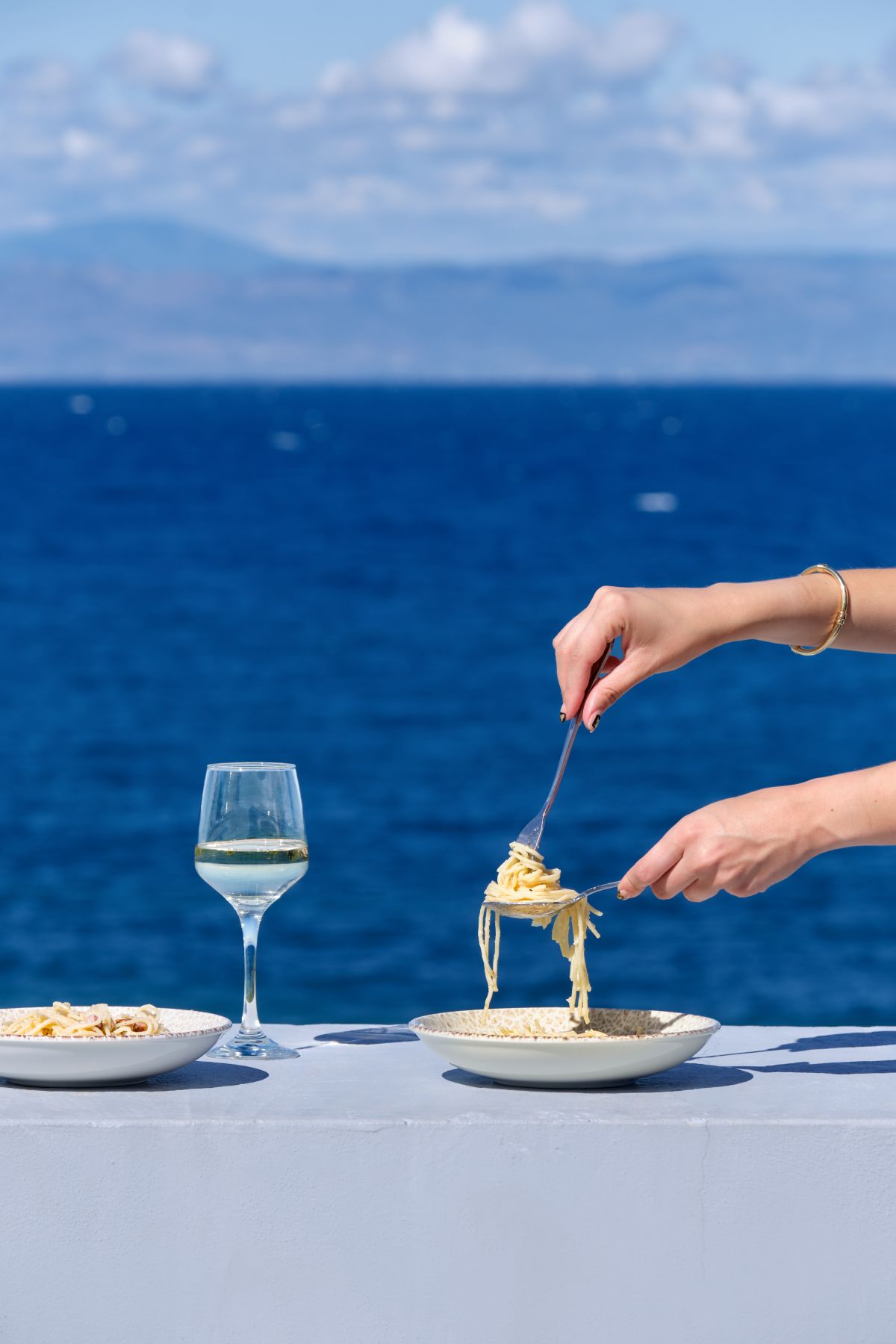 Ακαταμάχητη απόλαυση με φόντο το γαλάζιο