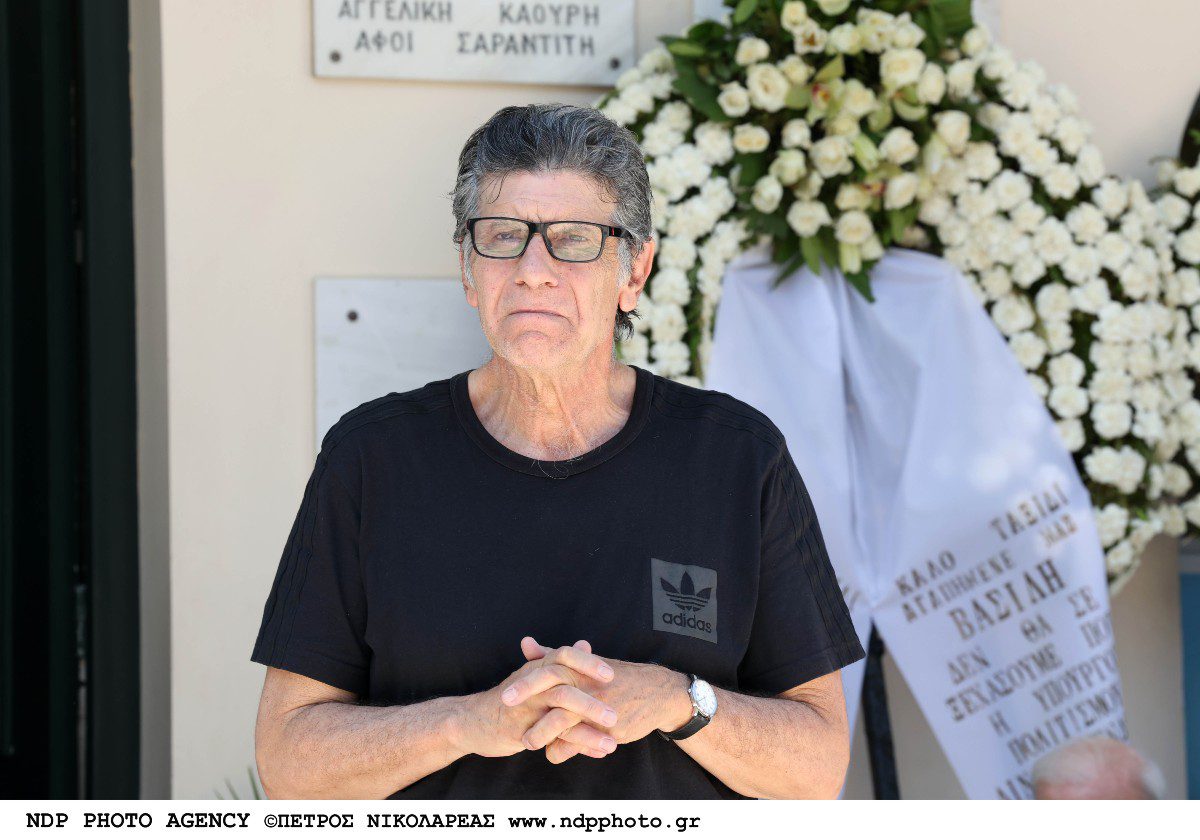 Ο Γιάννης Μπέζος στη κηδεία του Βασίλη Παπαβασιλείου