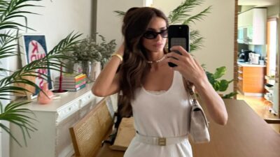 Η Ηλιάνα Παπαγεωργίου σε καθρέφτη