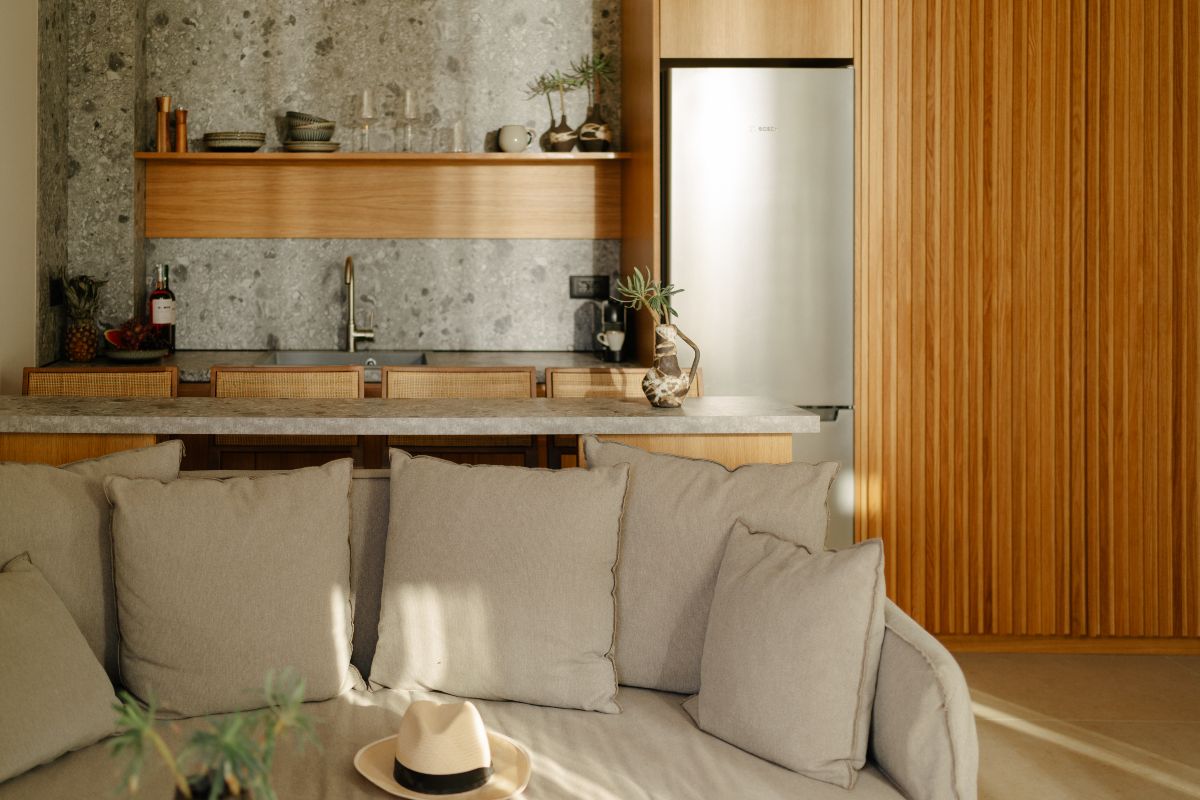 Οι γήινοι τόνοι στο Pnoes προσδίδουν στο χώρο μια κομψότητα