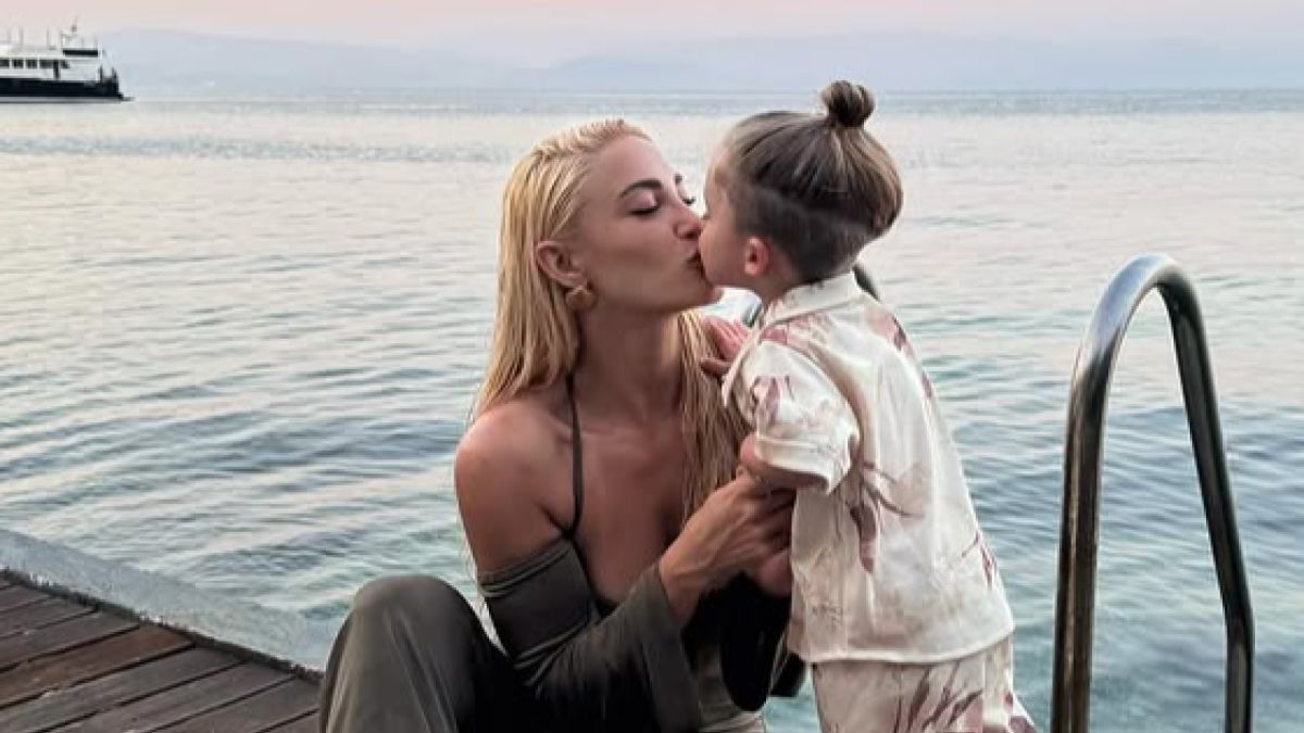 Η Ιωάννα Τούνη και ο γιος της, Πάρης