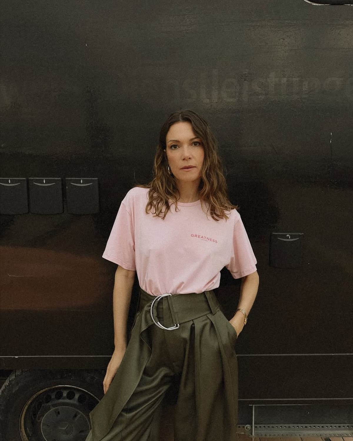 H Βίκυ Καγιά με χακί παντελόνι