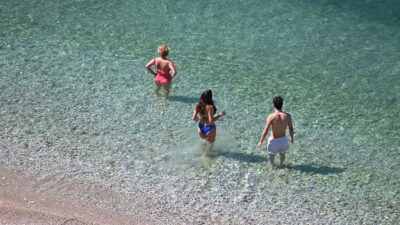 Άνθρωποι κάνουν μπάνιο στην θάλασσα