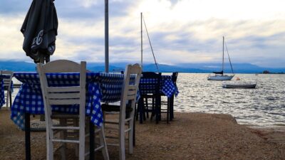 τραπέζι από ταβερνάκι πάνω σε παραλία