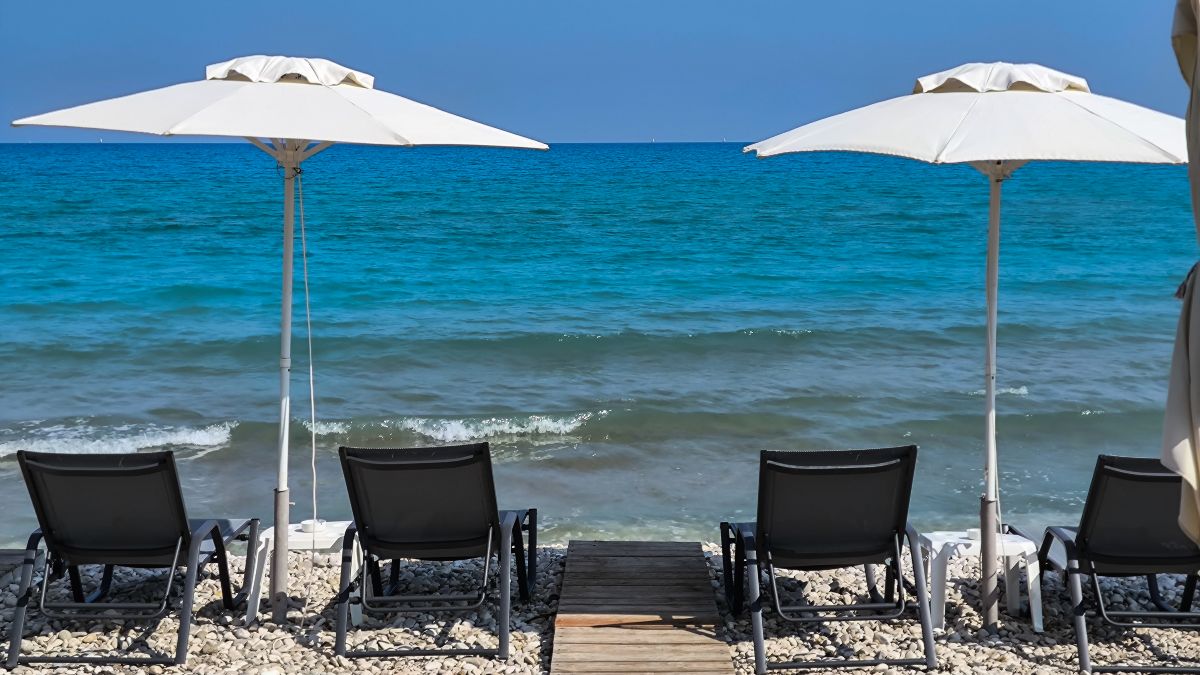 ξαπλώστρες στην παραλία