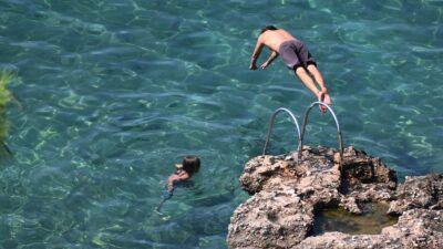 Δυο παιδιά κάνουν μπάνιο στην Θάλασσα