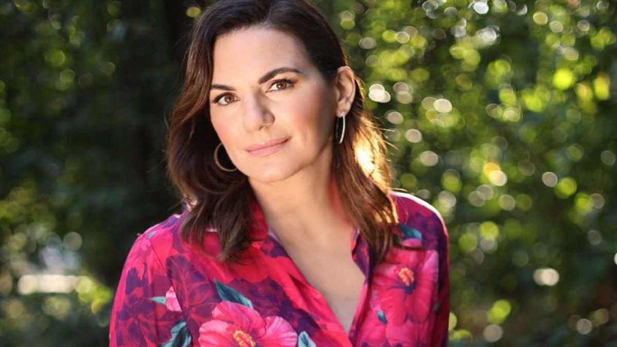 Η Όλγα Κεφαλογιάννη με φλοράλ πουκάμισο