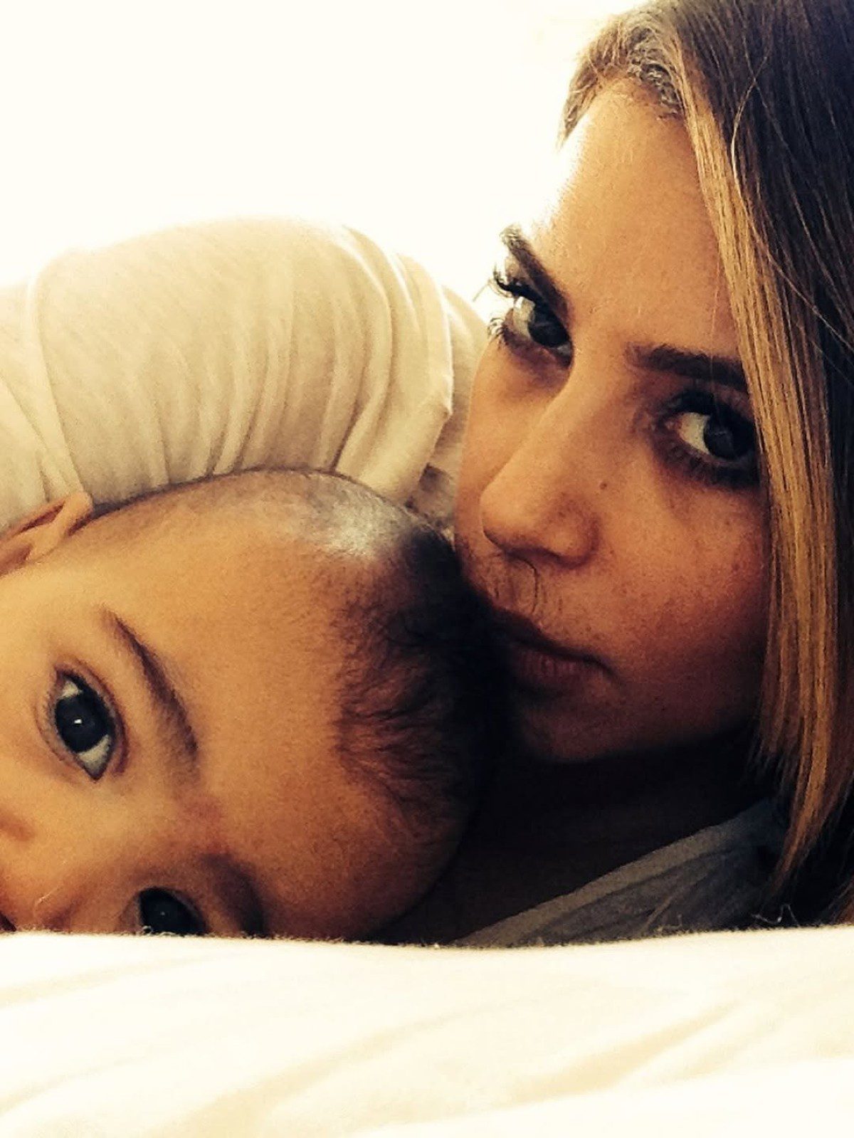 Η Κιμ Καρντάσιαν με την κόρη της Νόρθ, μωρό, αγκαλιά