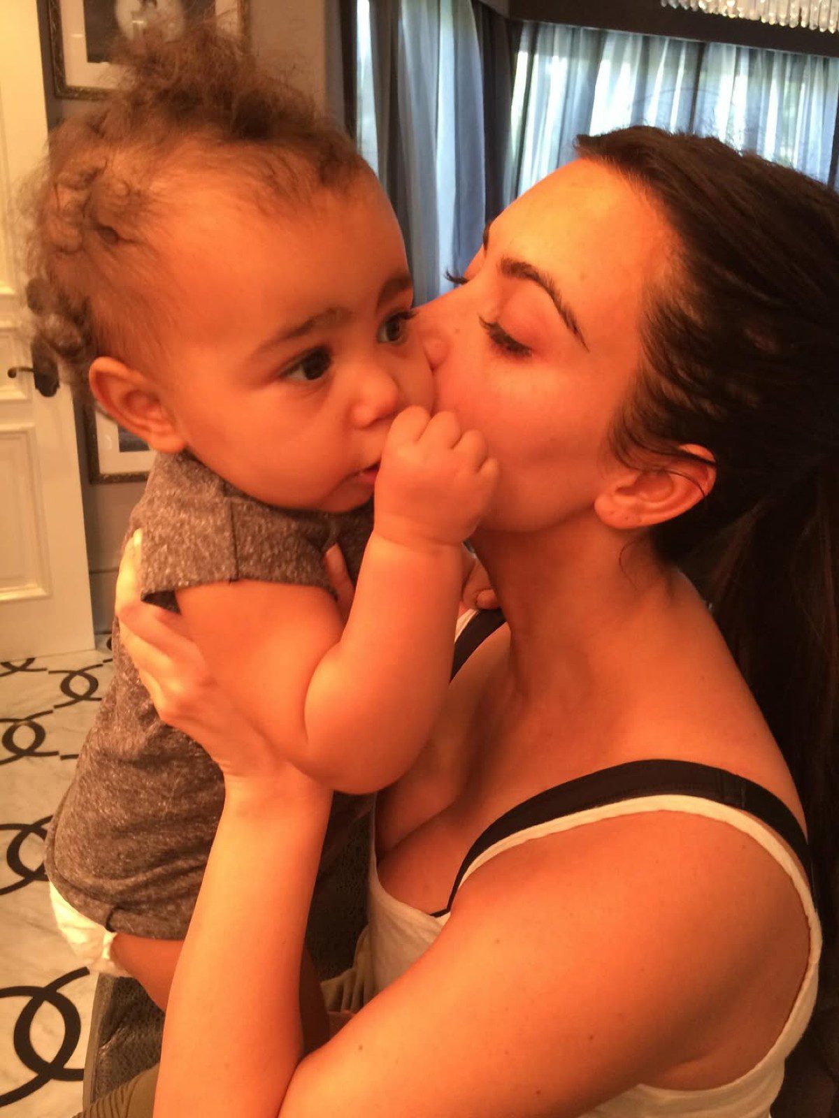 Η Κιμ Καρντάσιαν φιλάει την κόρη της Νόρθ, μωρό